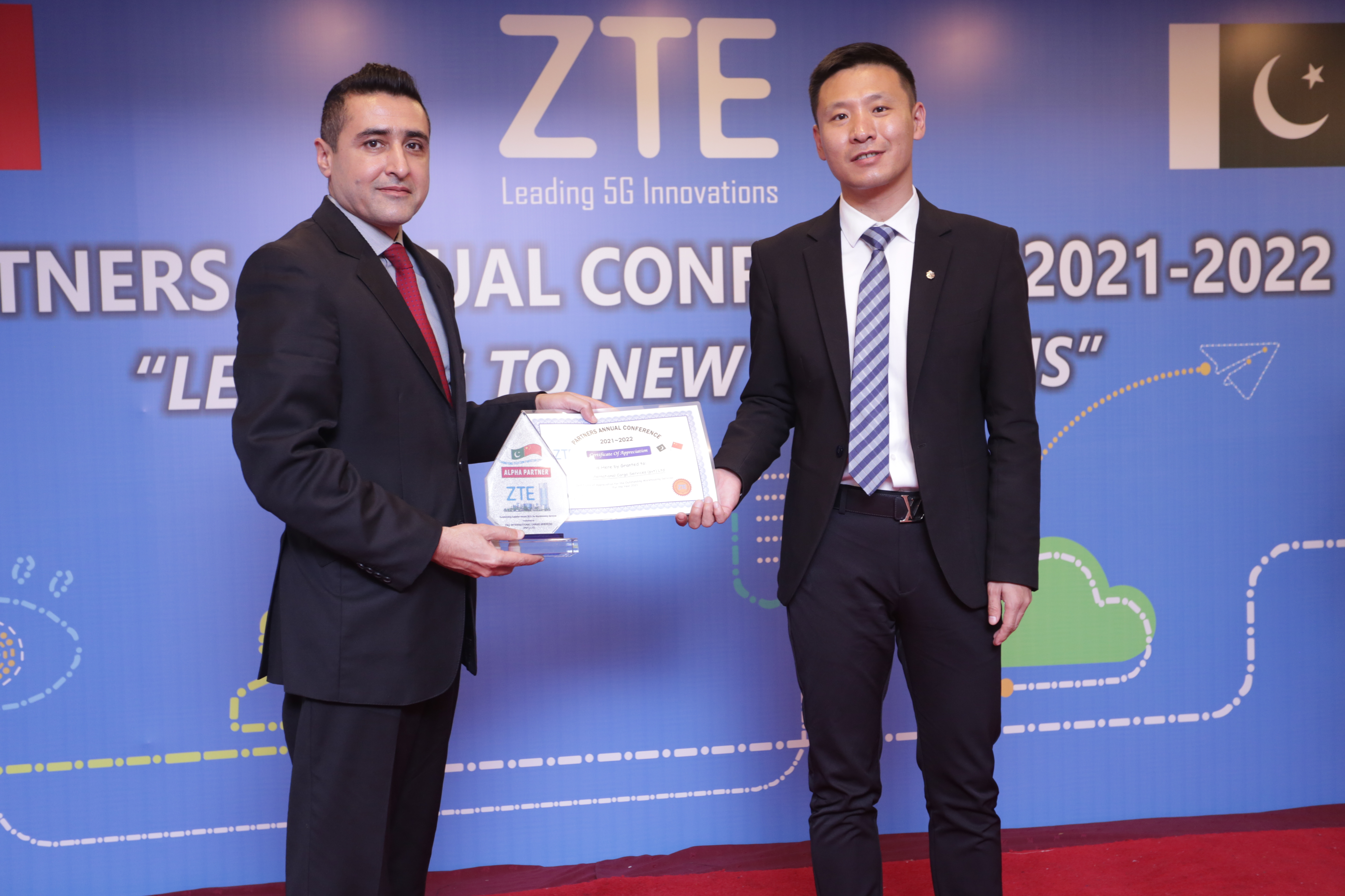 The Key Accounts Director Zaid Bin Javed receiving the Alpha award for ‘Outstanding Warehouse Services’ on behalf of ‘The TAQ Organization’ from Chief Technology Officer ZTE Pakistan Deng Lihua at the ZTE Partners Annual Conference 2021 – 2022 held at Islamabad Hotel on December 22, 2021.